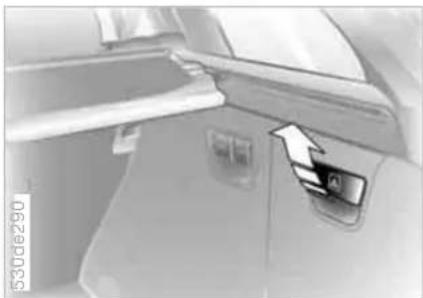 BMW X5 4.4i (2005) - Cargo area - 4