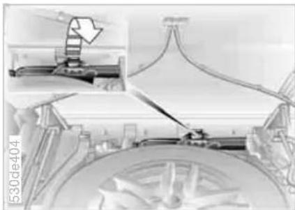 BMW X5 4.4i (2005) - Changing a wheel - 1
