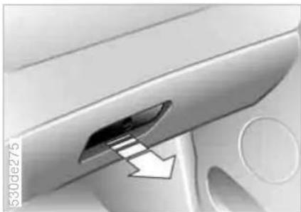 BMW X5 4.4i (2005) - Glove compartment Storage compartments - 1