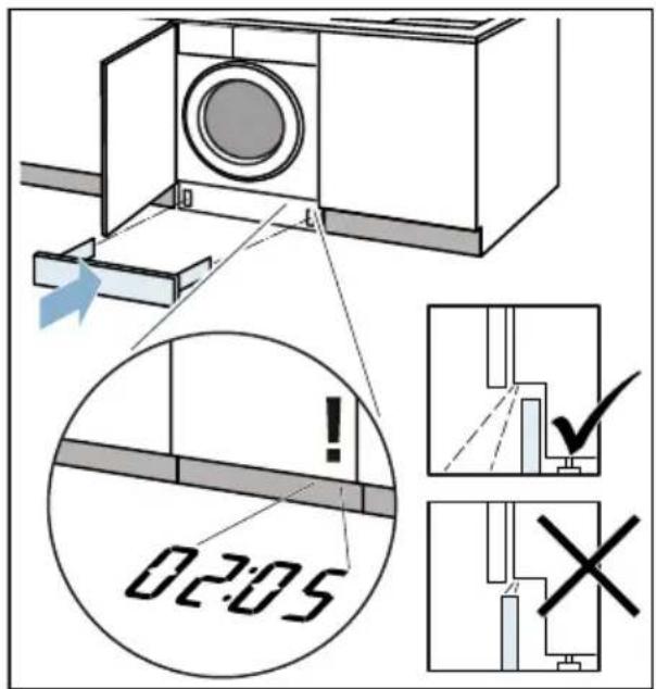 BOSCH WIW28440 - Abstandshalter der Sockelblende einsetzen. - 4
