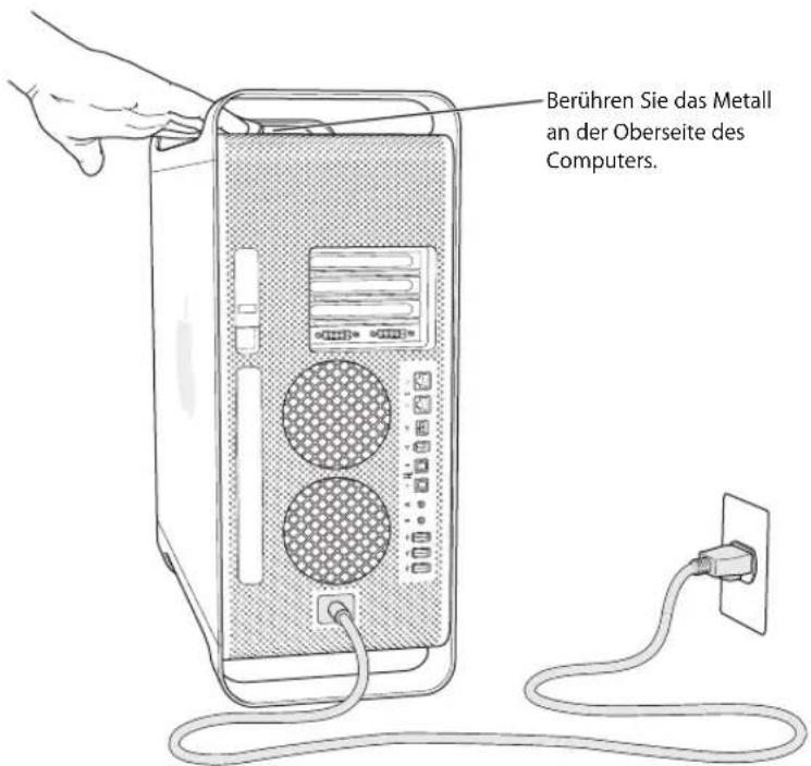 Berühren Sie das Metall an der Oberseite des Computers.
