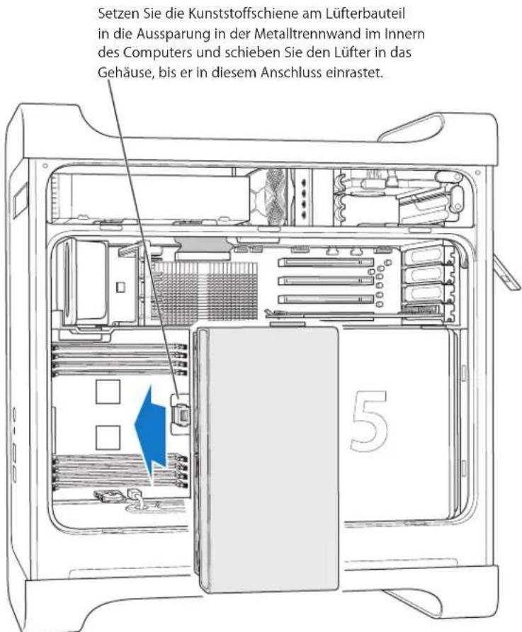 Setzen Sie die Kunststoffschiene am Lüfterbauteil in die Aussparung in der Metalltrennwand im Innern des Computers und schieben Sie den Lüfter in das Gehäuse, bis er in diesem Anschluss einrastet.