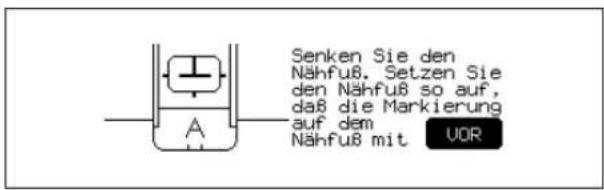 Senken Sie den Nähfuß. Setzen Sie den Nähfuß so auf, daß die Markierung auf dem Nähfuß mit UOR