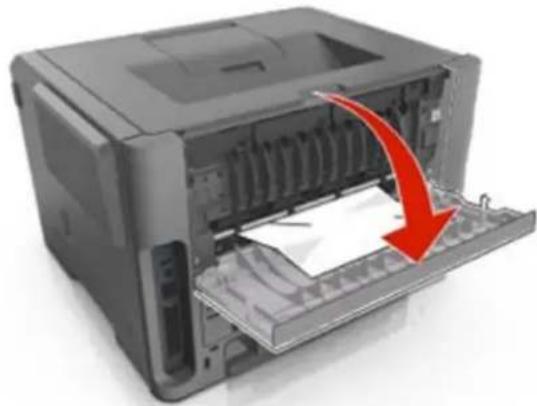 Develop Ineo 4700P - Ziehen Sie die hintere Klappe vorsichtig nach unten. - 2