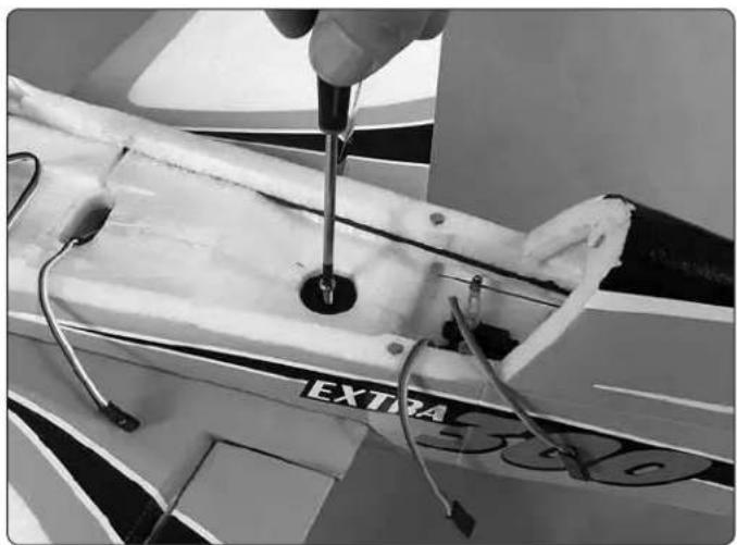 Flyzone Extra 300 SX - ASSEMBLY - 10