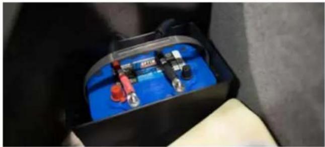 MASTERCRAFT X10 (2016) - Inspect the Battery Connections and Hold-Downs - 1