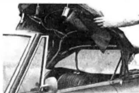 Datsun Sports 2000 (1970) - SOFT TOP (How to raise and lower) - 2