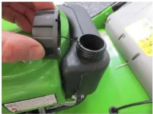 Zipper ZI-BRM40 - Hinweis: Nur durchführen mit angehaltenem Motor und vollständigem Stillstand des Schneidemessers! - 2