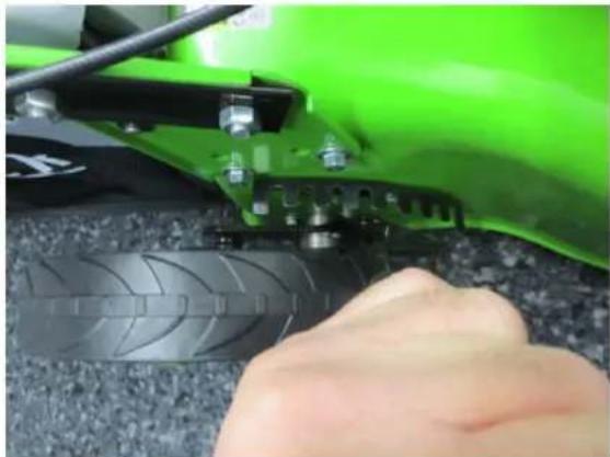 Zipper ZI-BRM40 - Schalten Sie den Motor aus und warten Sie vor dem Wechsel der Schnitthöhe bis sich die rotierenden Teile nicht mehr drehen. - 1
