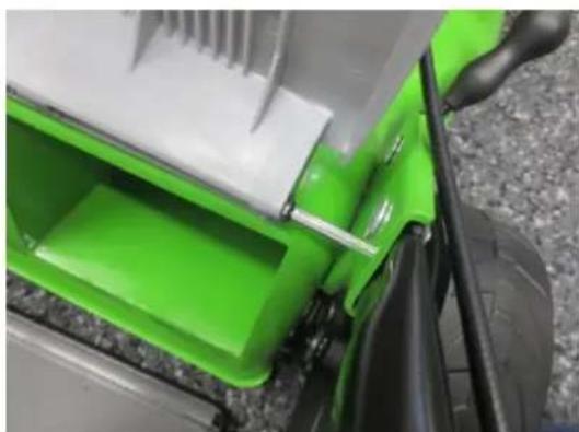 Zipper ZI-BRM40 - Attaching the grass catcher - 1