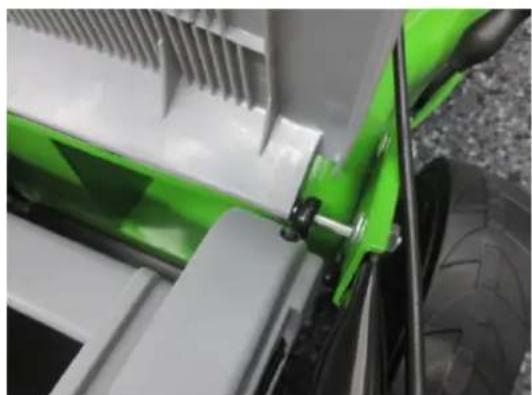 Zipper ZI-BRM40 - Attaching the grass catcher - 2