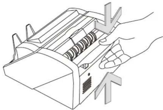 AccuBANKER AB1100 UV - Verificando el Ajuste de la Bandeja Alimentadora - 1