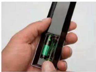 MEDION E24003 (MD 26001) - Batterien in die Fernbedienung einlegen - 1