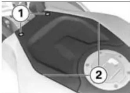 BMW K 1300S - Batteriefachdeckel einbauen - 1