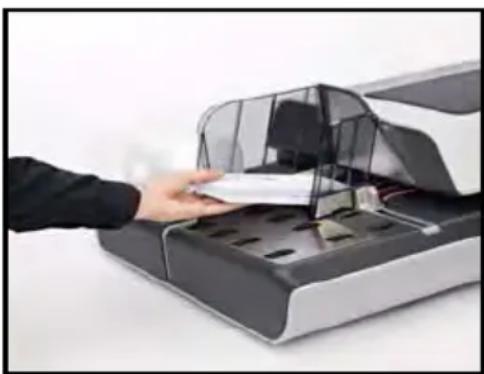 Neopost IS-6000 - Aufnehmen eines Postgutstapels: - 1