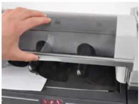 Neopost IN-700 - So entfernen Sie auf der dynamischen Waage eingeklemmte Postgüter: - 1