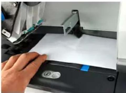 Neopost IN-600 - Vorgehensweise beim Bereinigen von in der automatisch Zuführung gestauten Postgütern - 4