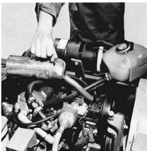 Linde H35 T - Täglich Ölstand im Motor prüfen mittels Ölmeßstab. - 3