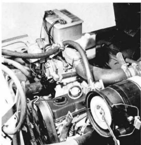 Linde H35 T - Täglich Ölstand im Motor prüfen mittels Ölmeßstab. - 2
