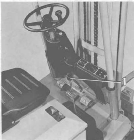 Linde E15 S - Anhalten des Staplers (aus Fahrt) - 1