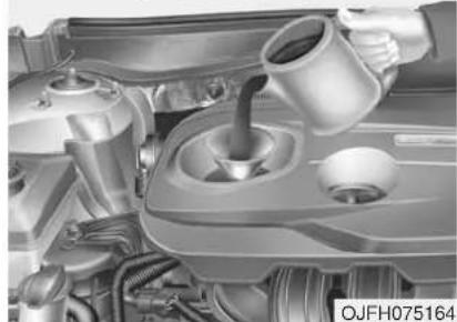 KIA Optima PHEV (2017) - Checking the engine oil level - 2
