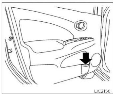 Line drawing of a car interior showing the side seat, dashboard, and seatbelt with a black arrow indicating a directional change (no text or symbols)