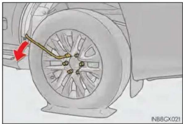LEXUS GX 460 (2018) - Replacing a flat tire - 3