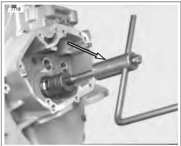 BUELL Blast (2004) - Lapping Engine Main Bearing Races - 1