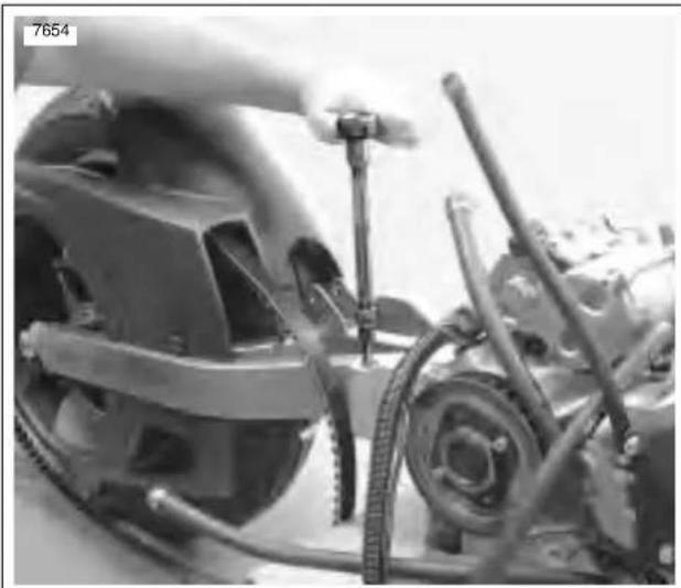 BUELL Blast (2004) - INSTALLING ENGINE - 3