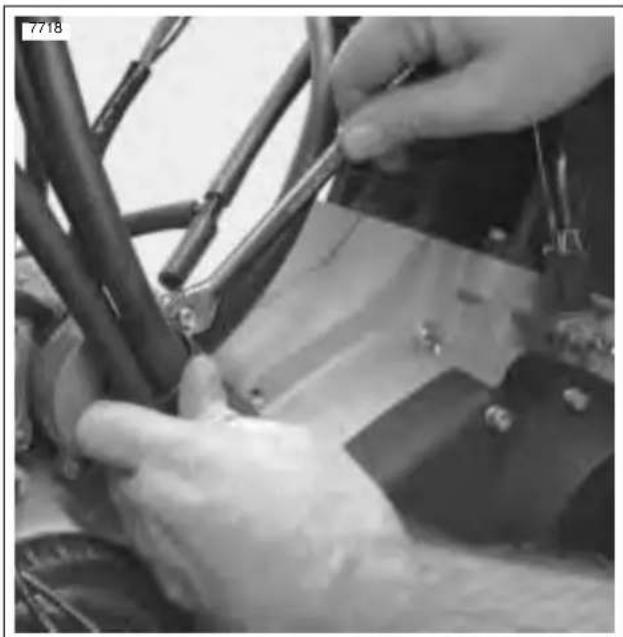 BUELL Blast (2004) - INSTALLING ENGINE - 11