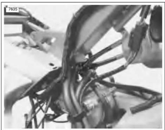 BUELL Blast (2004) - INSTALLING ENGINE - 10