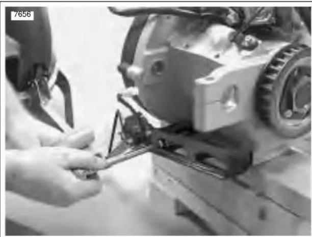 BUELL Blast (2004) - INSTALLING ENGINE - 1