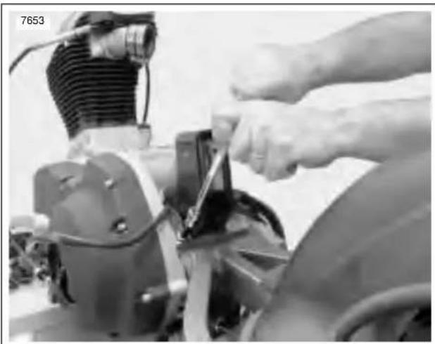 BUELL Blast (2004) - INSTALLING ENGINE - 4
