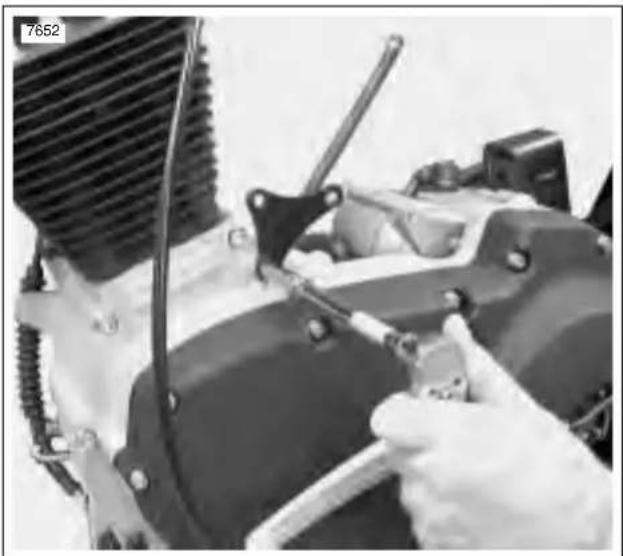 BUELL Blast (2004) - INSTALLING ENGINE - 5