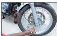 Royal Enfield Continental GT (2014) - FRONT WHEEL REMOVAL - 2