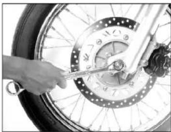 Royal Enfield Bullet 350 Twinspark (2014) - FRONT WHEEL REMOVAL - 2