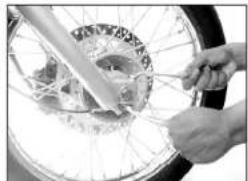 Royal Enfield Bullet 350 Twinspark (2014) - FRONT WHEEL REMOVAL - 1