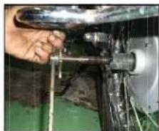 Royal Enfield Bullet 350 Twinspark (2014) - REAR WHEEL REMOVAL - 2