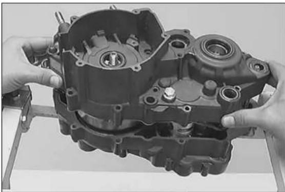 KTM 300 MXC (2002) - Parting of engine housing halves - 1