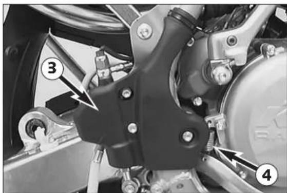 KTM 300 MXC (2002) - Dismounting the engine - 4