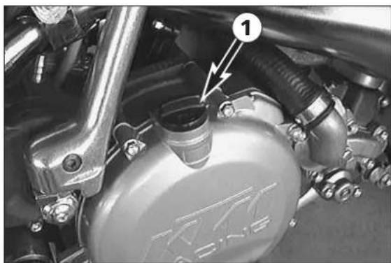 KTM 300 MXC (2002) - Dismounting the engine - 9