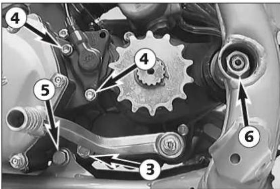 KTM 300 MXC (2002) - Dismounting the engine - 7