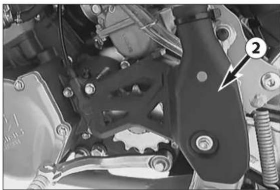KTM 300 MXC (2002) - Dismounting the engine - 3