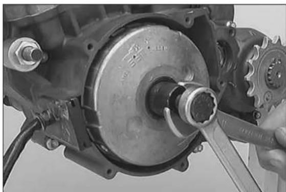 KTM 300 MXC (2002) - Dismounting of the ignition (Kokusan) - 3