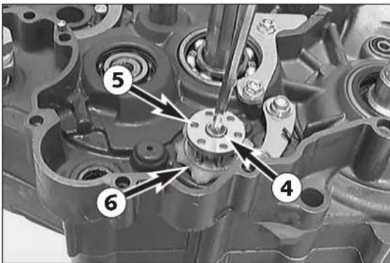 KTM 300 MXC (2002) - Dismounting of the shift lock - 1