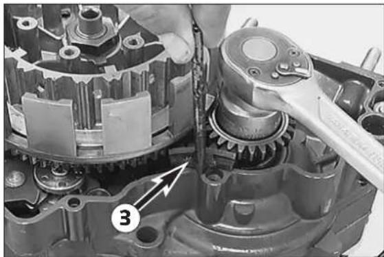 KTM 300 MXC (2002) - Dismounting of pressure cap and clutch discs - 2