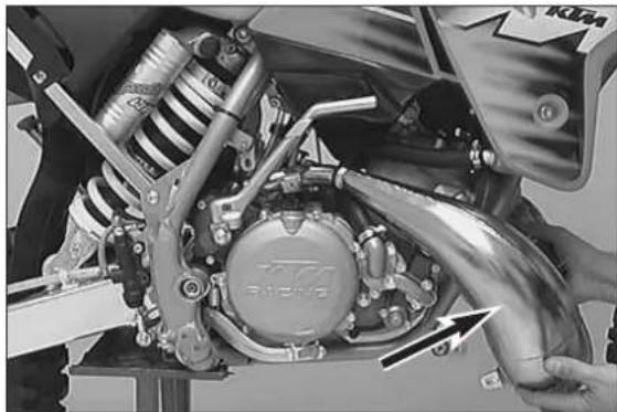 KTM 300 MXC (2002) - Dismounting the engine - 1