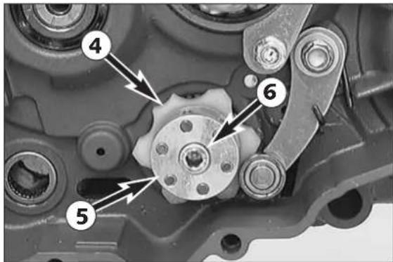 KTM 300 MXC (2002) - Assembling the engine housing - 3