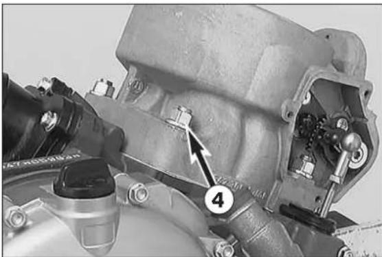KTM 300 MXC (2002) - Dismounting of cylinder head, cylinder and piston - 4