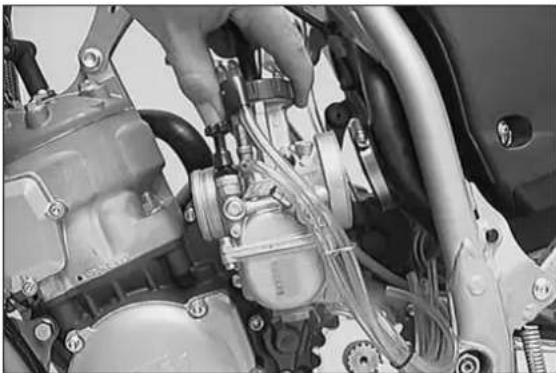 KTM 300 MXC (2002) - Dismounting the engine - 6